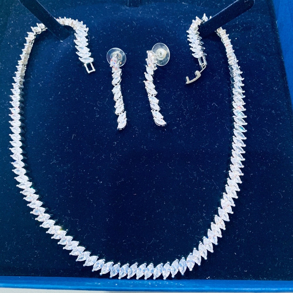 Brand new necklace and earrings. Perfect for party